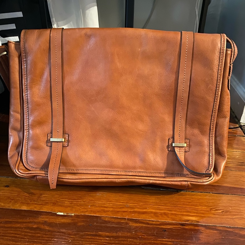 LEATHER LAPTOP BAG WITH MAGNETIC CLOSURE